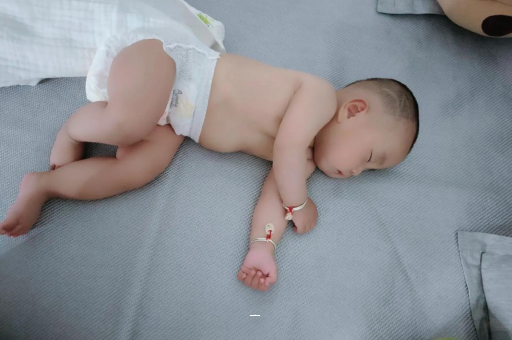 陕西宝宝脚心出汗怎么回事